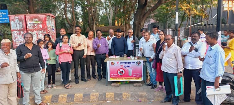 Happy New Year Nashik No Whiskey No Beer, Happy New Year, Milk distribution by Andhshraddha Nirmoolan Samiti in Nashik Happy New Year: नो व्हिस्की नो बिअर, हॅप्पी न्यू इअर, नाशिकमध्ये अंनिसकडून दूध वाटप!