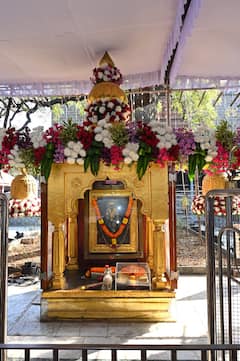 Shirdi Sai Temple : नववर्षाच्या स्वागतासाठी साईनगरी सजली, शिर्डीत साईभक्तांची अलोट गर्दी