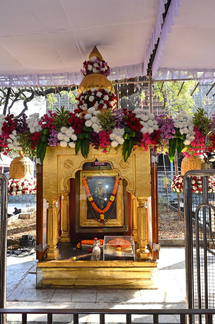 सरत्या वर्षाला निरोप देण्यासाठी आणि नववर्षाच्या स्वागतासाठी शिर्डीत साईभक्तांची अलोट गर्दी झालीय.