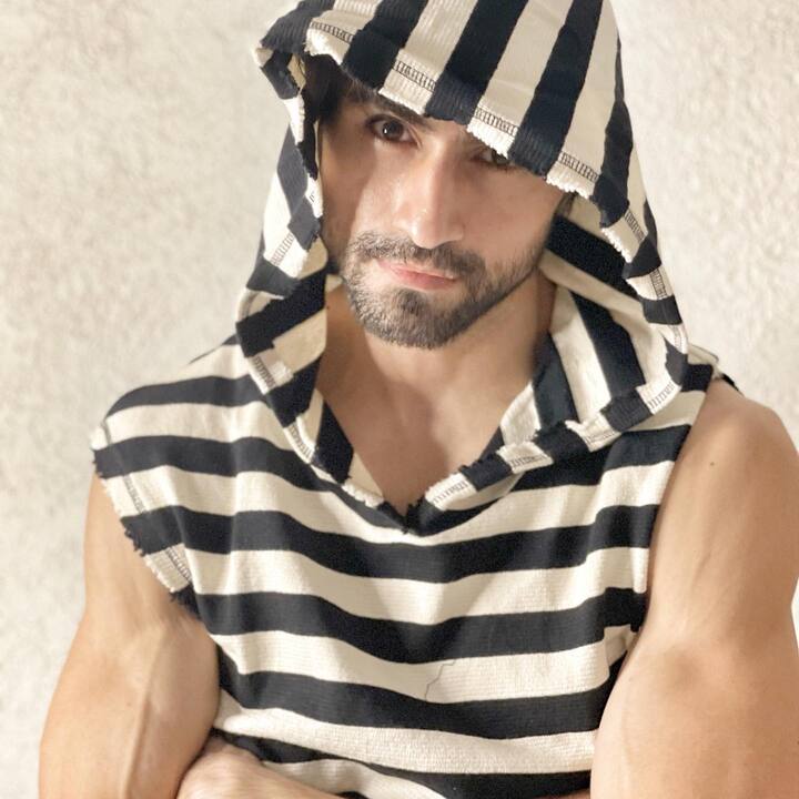 अभिमन्यु और अक्षरा के अलग होने के बाद सोशल मीडिया पर फैंस गुस्सा जाहिर कर रहे हैं. एक महीने पहले ही दोनों फिर मिले थे, ऐसे में इतनी जल्दी उनके अलगाव ने ऑडियंस को नाराज कर दिया है. सोशल मीडिया पर #boycottYRKKH की मुहिम चल रही है.