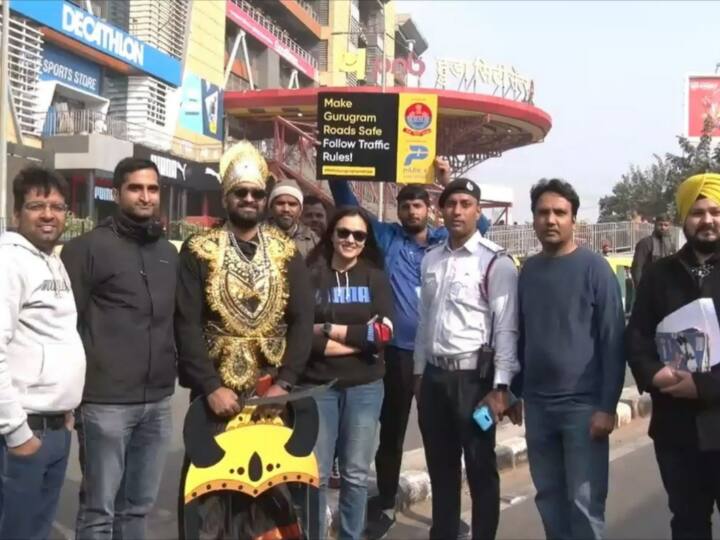 दरअसल शनिवार को साल 2022 के जाने और नये साल 2023 के आने की खुशी में लोगों की ओर से गुरूग्राम में ट्रैफिक नियमों का उल्लंघन करने वाले वाहन चालकों को सबक सिखाने के लिए अब यमराज स्वयं प्रकट हो चुके हैं, जो कि लोगों की जान लेने के लिए नहीं बल्कि जान बचाने के लिए प्रकट हुए हैं.