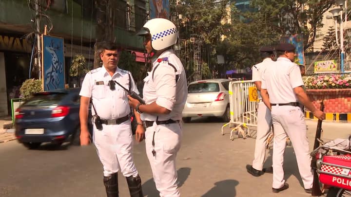 শহরে মানুষের ঢল নেমেছে। তবে তার পাশাপাশি যান চলাচলা স্বাভাবিক রাখা হয়েছে। কড়া নিরাপত্তার চাদরে মুড়ে রেখেছে কলকাতা পুলিশ।