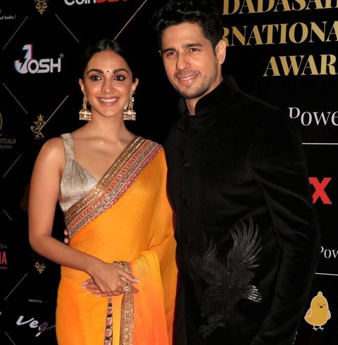 जी हां, खबरों के मुताबिक कियारा आडवाणी और सिद्धार्थ मल्होत्रा ने शादी की पूरी तैयारियां कर ली है. कपल अगले साल यानी 2023 के फरवरी महीने में सात फेरे लेने वाले हैं. (फोटो क्रेडिट - सिद्धार्थ कियारा फैन पेज)