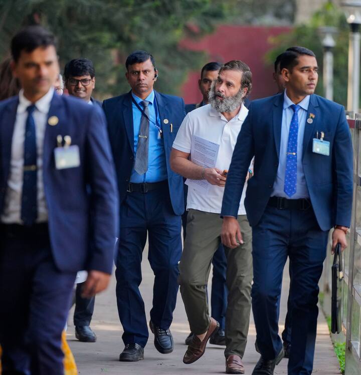 भारत जोडो यात्रेत राहुल गांधी यांना देण्यात आलेल्या सुरक्षेवर देखील राहुल गांधी यांनी प्रतिक्रिया दिली आहे. राहुल गांधी म्हणाले, सरकारची इच्छा आहे की, मी भारत जोडो यात्रा बुलेट प्रुफ गाडीने करावी.. परंतु ते मला मान्य नाही. जेव्हा भाजपचे नेते रोड शो करतात तेव्हा कोणते पत्र लिहिले जात नाही. आणि आता म्हणतात की, राहुल गांधी नियमांचे उल्लंघन केले आहे.
