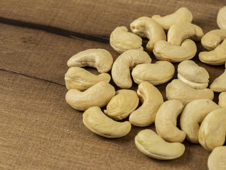 Health benefits of eating Cashew nuts in Telugu Cashew Benefits: రోజుకు గుప్పెడు జీడిపప్పులు తింటే ఈ ఆరోగ్య సమస్యలన్నీ పరార్!