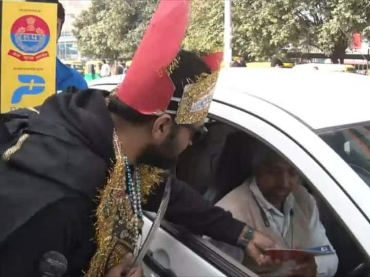 इस अभियान के दौरान ट्रैफिक पुलिस ने सीट बेल्ट न लगाने वालों और गाड़ी चलाते समय मोबाइल पर बात करने वाले लोगों को भी जागरूक किया. साथ ही दुपहिया वाहन चालकों को हेलमेट लगाने की सलाह भी दी. इस दौरान ट्रैफिक यमराज लोगों के आकर्षण का केन्द्र भी रहा और लोग उससे अपनी गलती के लिए माफी भी मागंते नजर आ रहे थे.