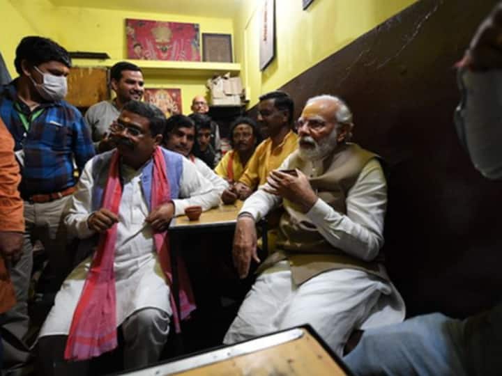 ये फोटो पीएम मोदी के वाराणसी के दौरे की है. यहां पर उन्होंने एक दुकान में बैठकर चाय पर चर्चा की थी.