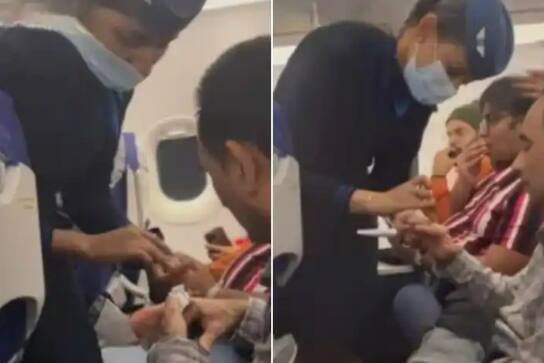 indigo air hostess providing mid air medical assistance to a passenger ਏਅਰ ਹੋਸਟੈੱਸ ਨੇ ਫਲਾਈਟ 'ਚ ਯਾਤਰੀ ਦੇ ਜ਼ਖਮ 'ਤੇ ਲਗਾਈ ਬੈਂਡ-ਏਡ, ਸੋਸ਼ਲ ਮੀਡੀਆ 'ਤੇ ਹੋਈ ਤਾਰੀਫ