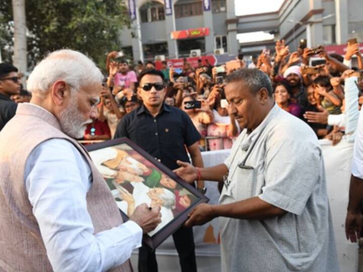 ये तस्वीर पीएम मोदी के गुजरात दौरे की है जब वो अपने काफिले को रुकवाकर अपनी मां की तस्वीर पर अपना ऑटोग्राफ दे रहे हैं.