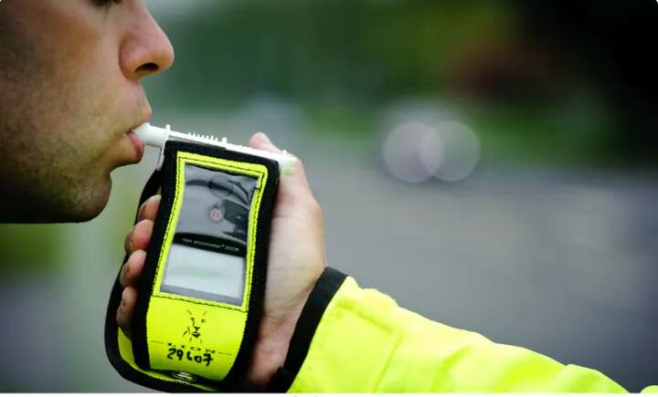 দেশের ট্রাফিক নিয়ম বলছে,মদ্যপান করে গাড়ি চালানো অপরাধ। যে ব্যক্তি এই কাজ করবে তাকে ধরলেই চালান কাটবে পুলিশ। পরিস্থিতি অনুযায়ী জেল হতে পারে অভিযুক্তের। আপনি যদি প্রথমবার অ্যালকোহল নিয়ে গাড়ি চালাতে গিয়ে ধরা পড়েন, তাহলে আপনাকে ১০,০০০ টাকা পর্যন্ত জরিমানা করা হতে পারে।