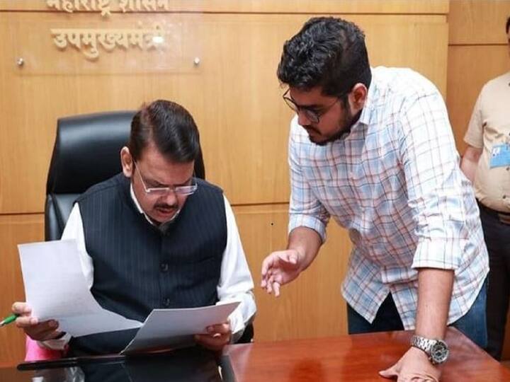 Maharashtra News Ncp Rohit Patil met Deputy Chief Minister Devendra Fadnavis regarding the issue of flower farmers Flower Farmers : आर आर पाटील यांचे पुत्र रोहित पाटलांनी घेतली फडणवीसांची भेट, प्लास्टिक फुलांवर बंदी घालण्याची मागणी 