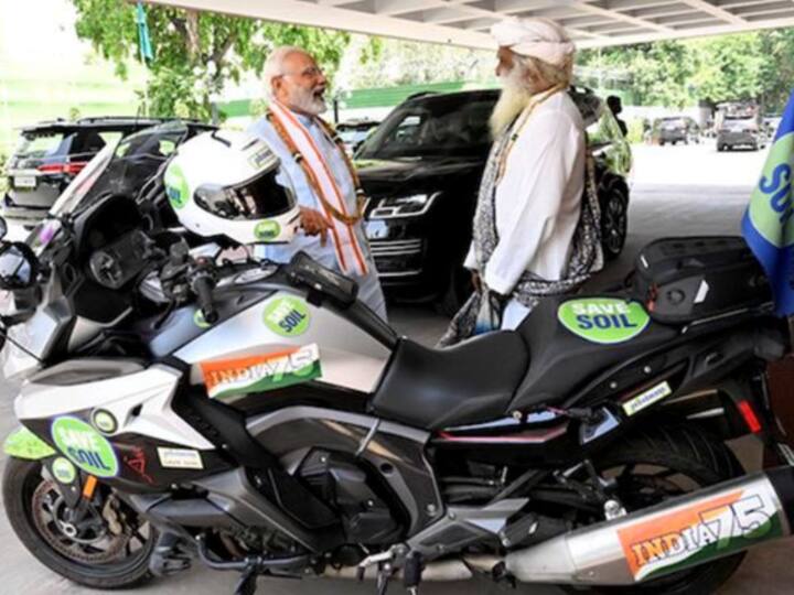 पीएम मोदी और सद्गुरु 'सेव सॉइल' कार्यक्रम से पहले एक हल्का पल साझा कर रहे हैं.