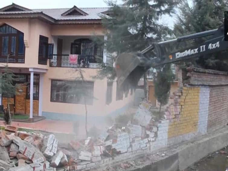 Jammu Kashmir Hizbul Mujahideen commander's house hit by bulldozer check details Jammu Kashmir: జమ్ము కశ్మీర్‌లోనూ బుల్‌డోజర్ల దూకుడు, ఉగ్రవాదుల ఇళ్లు నేల మట్టం