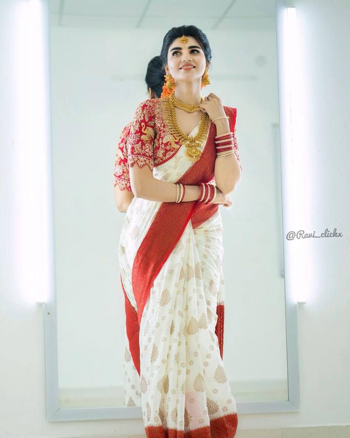 జబర్దస్త్ కి బ్యూటీ వర్ష. సీరియల్స్ కంటే ఈ షో ద్వారానే ఎక్కువ పాపులారిటీ తెచ్చేసుకుంది ఈ ముద్దుగుమ్మ. Image Credit: Varsha/ Instagram