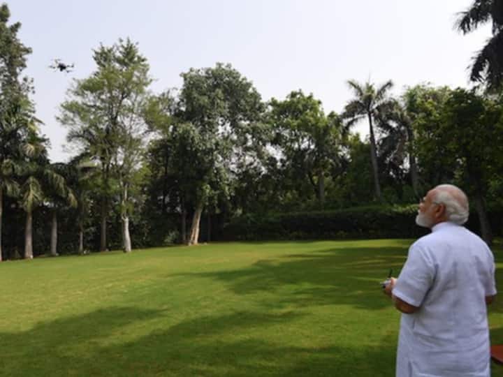 ये तस्वीर उस वक्त की है जब पीएम नरेंद्र मोदी ने अपने आवास पर ड्रोन को उड़ाया. न्यू इंडिया की आकांक्षाओं को उड़ान देते पीएम मोदी.
