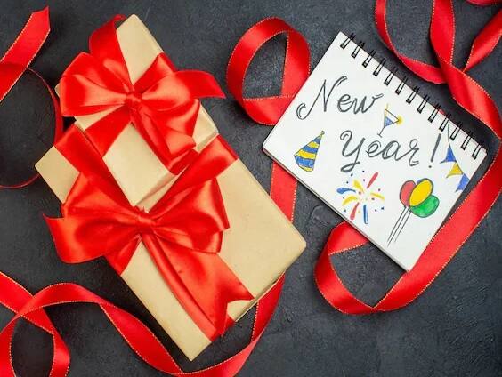 New Year 2023 Financial Gifts: વર્તમાન સમયમાં ભવિષ્ય માટેનું આયોજન ખૂબ જ જરૂરી છે. જો તમે પણ તમારા પરિવારને નાણાકીય સુરક્ષા આપવા માંગો છો તો અમે તમને એવી નાણાકીય ભેટો વિશે જણાવવા જઈ રહ્યા છીએ જે તમે તમારા પરિવાર અથવા મિત્રો માટે ખરીદી શકો છો. ચાલો તેના વિશે જાણીએ.