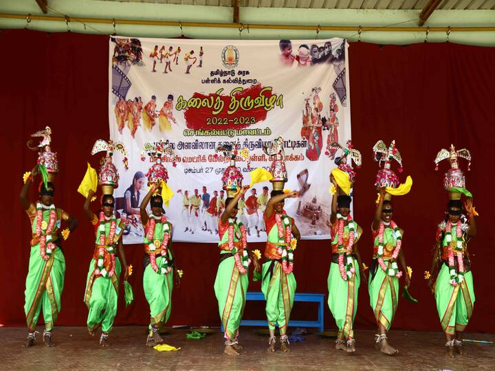 அரங்கத்தை அதிர வைத்த மாணவிகள்