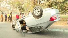 ময়দানের কাছে গাছে ধাক্কা লেগে উল্টে গেল গাড়ি, বর্ষশেষের দুর্ঘটনায় জখম ২