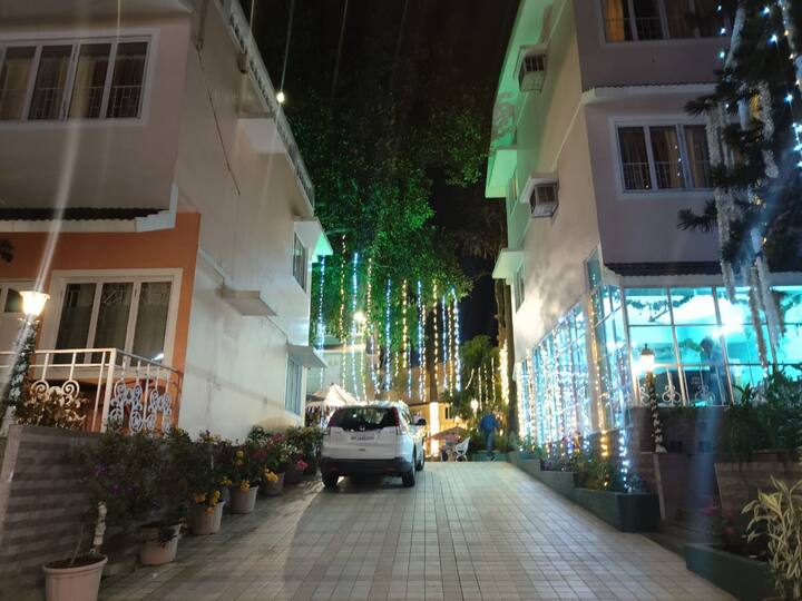 लोणावळ्यात सगळीकडे रोषणाई करण्यात आली आहे.