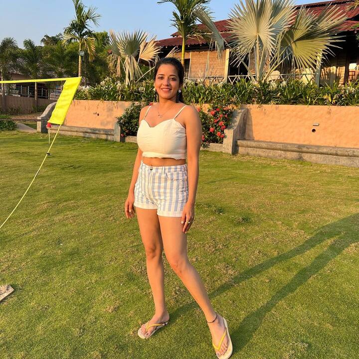 मोनालिसा ने तस्वीरें इंस्टाग्राम अकाउंट पर शेयर करते हुए साल 2023 को लेकर एक नोट शेयर किया है.