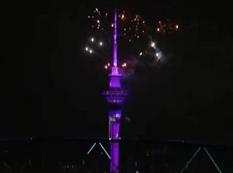 new zealand auckland sky tower new year 2023 celebration by brusting crackers New Year 2023 Celebration: ਨਿਊਜ਼ੀਲੈਂਡ ਨੇ ਦੁਨੀਆ ਵਿੱਚ ਸਭ ਤੋਂ ਪਹਿਲਾਂ ਮਨਾਇਆ ਨਵਾਂ ਸਾਲ 2023, ਆਕਲੈਂਡ ਦੇ ਮਸ਼ਹੂਰ ਸਕਾਈ ਟਾਵਰ ਤੋਂ ਕੀਤੀ ਆਤਿਸ਼ਬਾਜ਼ੀ