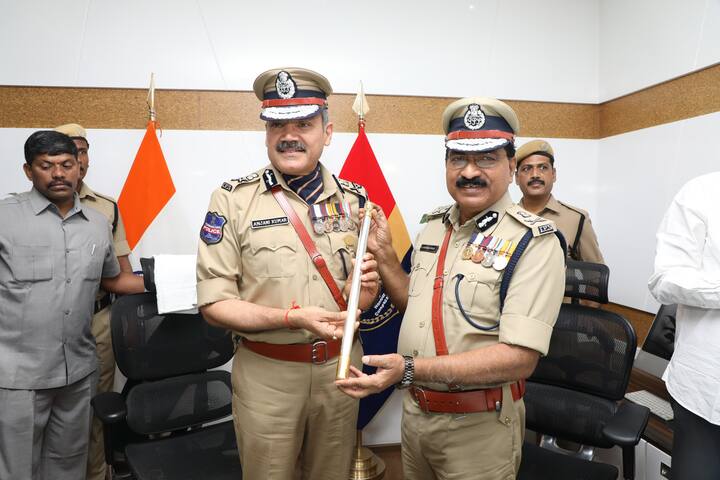 మాజీ డీజీపీ మహేందర్ రెడ్డి నుంచి అంజనీ కుమార్ బాధ్యతలు స్వీకరించారు