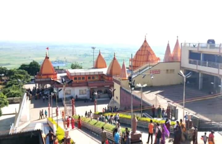 माना जाता है यह स्थान महाभारत के भीम के चरित्र से संबंधित है. इसलिए इसका नाम भीमबेटका पड़ा है. भीमबेटका की गुफाओं को घूमने के लिए बड़ी संख्या में सैलानी आते हैं. यहां भारतीयों के लिए इंट्री फीस दस रुपये, जबकि विदेशी मेहमानों से 100 रुपये लिए जाते हैं. सुबह सात से शाम छह बजे तक यहां पर्यटक आते हैं. वहीं भोपाल से 46 किलोमीटर की दूरी पर सांची स्तूप स्थित है. गुंबद के आकार का यह स्मारक 120 फीट चौड़ा और 54 फीट ऊंचा है. राजधानी भोपाल के नजदीक सांची स्तूप को देखने के लिए भी बड़ी संख्या में यहां सैलानी आएंगे. सांची सहित आसपास के क्षेत्रों में होटल अभी से फुल हैं.