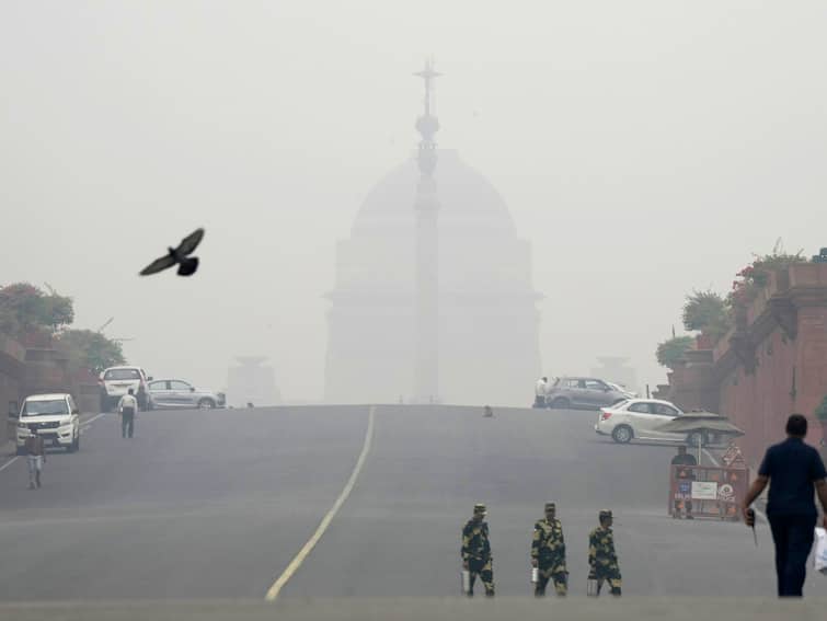 Severe Cold Returns To Delhi, Construction Activities Banned As Air Quality Remains Very Poor: Top Points Cold Grips Delhi Ahead Of New Year, Construction Activities Banned Over 'Very Poor' Air Quality: Top Points