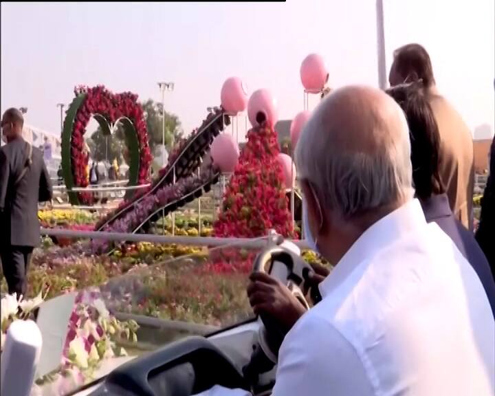 Ahmedabad Flower Show 2022: આજથી અમદાવાદમાં ફ્લાવર શોનો પ્રારંભ થયો છે. મુખ્યમંત્રી ભુપેન્દ્ર પટેલે તેનું ઉદ્ઘાટન કર્યું. બે વર્ષ બાદ અમદાવાદમાં ફ્લાવર શો યોજાઈ રહ્યો છે.