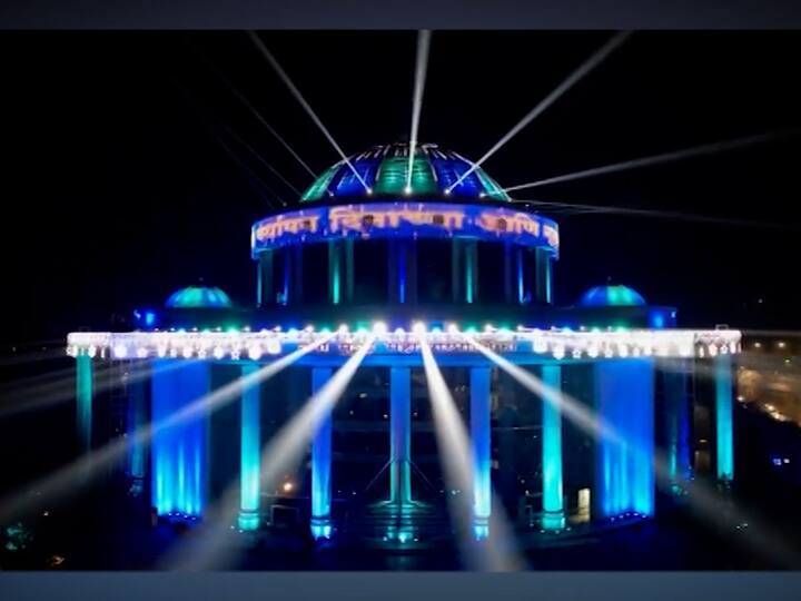 मुंबईमध्येही नवीन वर्षाचं दणक्यात स्वागत करण्यात आलं. नवी मुंबई महापालिकेला विद्युत रोषणाई करण्यात आली होती.