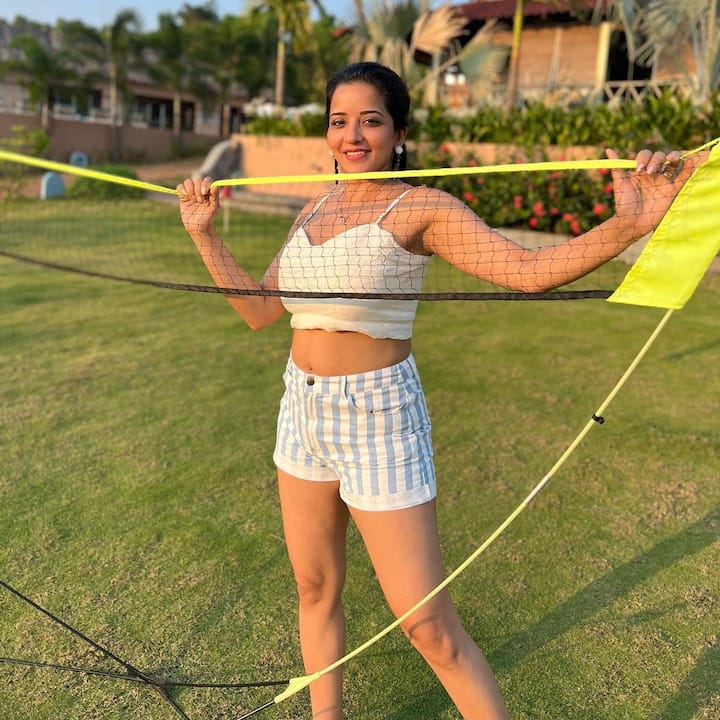 तस्वीरों में मोनालिसा व्हाइट कलर के क्रॉप टॉप में नजर आ रही हैं. उन्हें इसे शॉर्ट्स के साथ पेयर किया है.