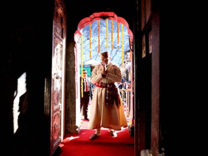 पीएम नरेंद्र मोदी केदारनाथ धाम में परिक्रमा करते हुए.