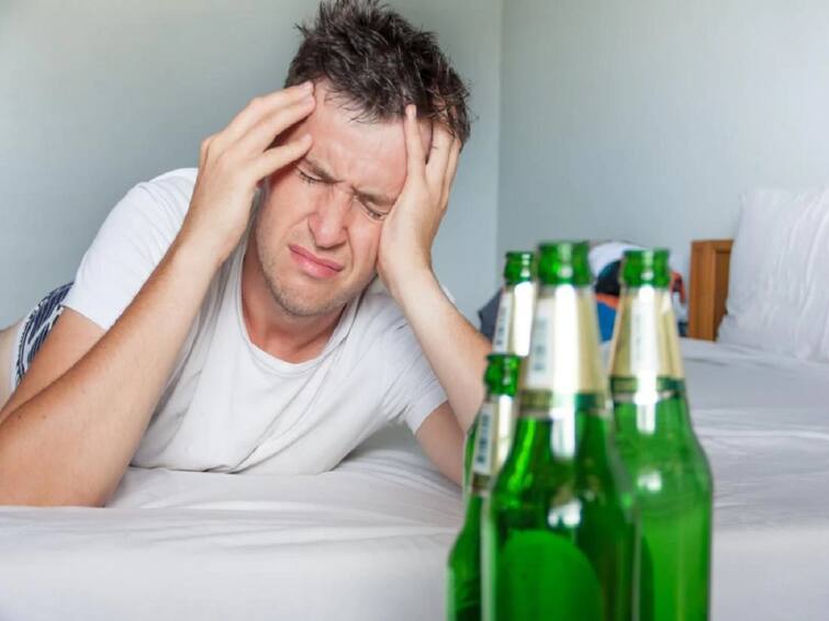 New year celebration tips how to recover from hangover know about home remedies Hangover: पार्टीच्या दुसऱ्या दिवशी हँगओव्हर उतरवण्यासाठी कामी येतील 'हे' घरगुती उपाय