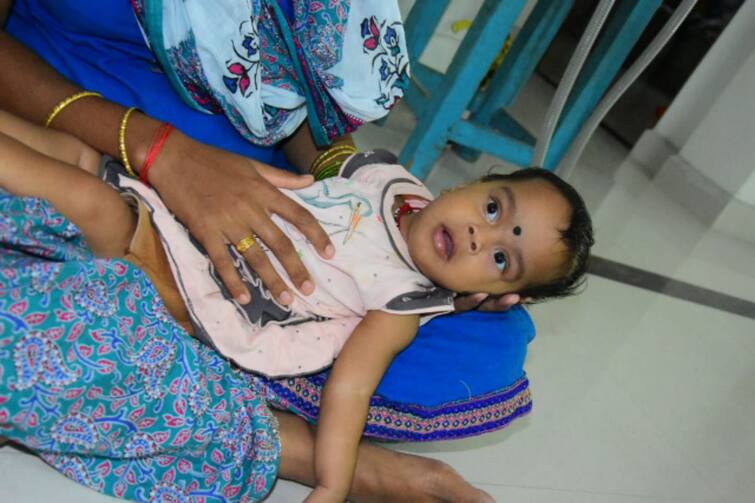 Trichy District A mother struggling to save her 10-month-old baby girl - Will the Tamil Nadu government help அரிய வகை நோயால் பாதிக்கப்பட்ட 10 மாத குழந்தை... காப்பாற்ற போராடும் தாய்..! கைகொடுக்குமா தமிழ்நாடு அரசு..?