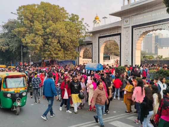 Delhi News: नए साल पर दिल्ली में भीड़ से हालात बेकाबू, यातायात व्यवस्था बुरी तरह प्रभावित, सड़कों पर लगा जाम Delhi News: नए साल पर दिल्ली में भीड़ से हालात बेकाबू, यातायात व्यवस्था बुरी तरह प्रभावित, सड़कों पर लगा जाम