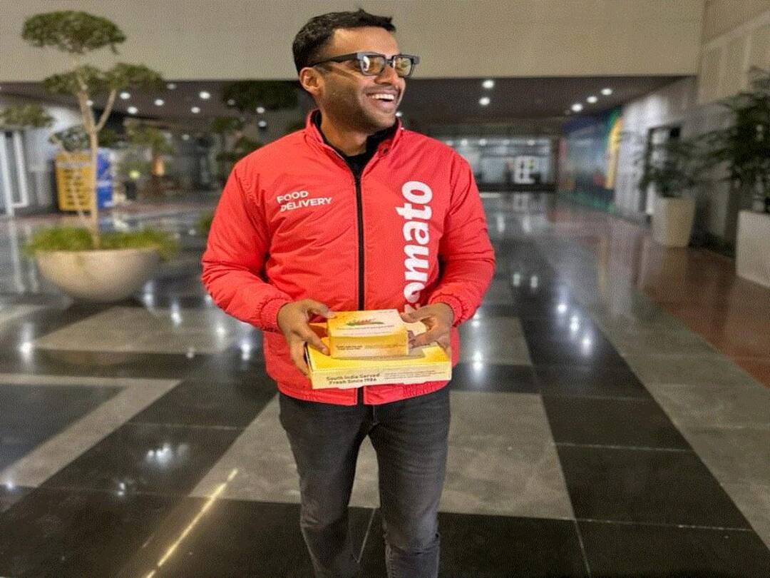 Zomato CEO Deepinder Goyal Turns Delivery Agent As Orders Surge On New Year's Eve Zomato CEO Deepinder Goyal Turns Delivery Agent As Orders Surge On New Year's Eve