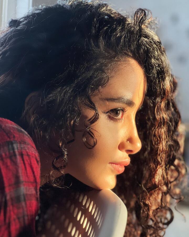గతంలో ఎన్నడూ లేని విధంగా కనిపించింది. Photo Credit: Anupama Parameswaran/Instagram