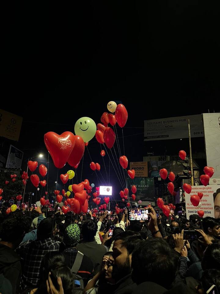 पुण्यातील फर्ग्यूसन रस्त्यावर हजारो तरुण एकत्र आले होते.