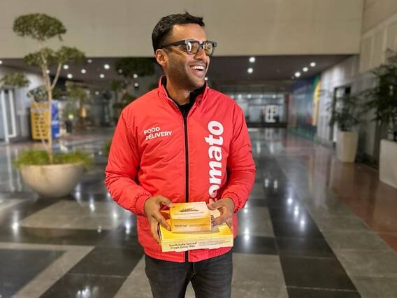 Zomato CEO Deliver Food: பிசியான டிச.31 இரவு... உணவு டெலிவரி செய்ய புறப்பட்ட சொமேட்டோ சிஇஓ! Zomato CEO Deliver Food: பிசியான டிச.31 இரவு... உணவு டெலிவரி செய்ய புறப்பட்ட சொமேட்டோ சிஇஓ!