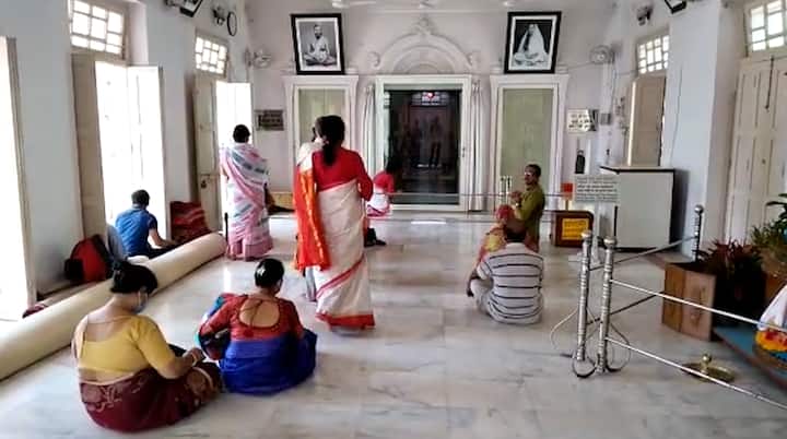 নতুন বছরের প্রথম দিন মায়ের মন্দিরে পুজো দিতে সকাল সকাল হাজির হন ভক্তরা।