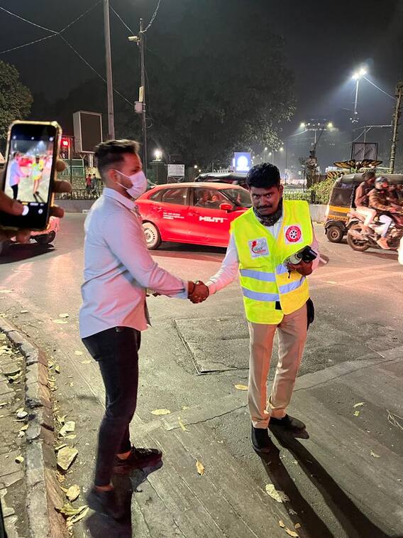 In Pictures: Thank you Police Uncle! If you are tired, have some tea; Pune's youth celebrate 31st festival without parties In Pictures: Thank you Police Uncle! If you are tired, have some tea; Pune's youth celebrate 31st festival without parties