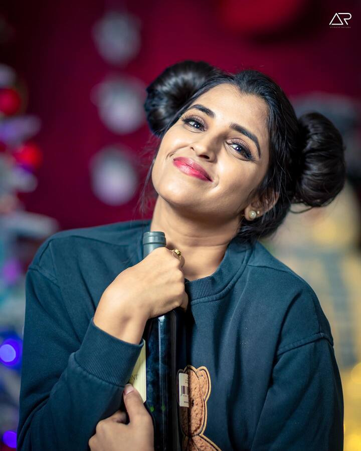 చాక్ లెట్స్ తింటూ, పార్టీ డ్రింక్ బాటిల్ పట్టుకుని ఫోజులిచ్చింది.Photo Credit: Are Syamala/Instagram