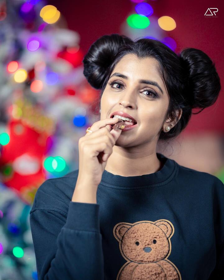 చిన్న పిల్లలా జుట్టువేసుకుని కనిపించింది. Photo Credit: Are Syamala/Instagram