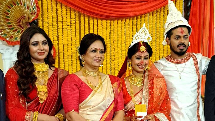 মাথায় ছিল সোলার মুকুট। টায়রা নয়, ভারি টিকলি বেছে নিয়েছিলেন অভিনেত্রী। কোহল চোখ ছাড়া মুখে ছিল হালকা মেকআপ। আর অভিনেত্রীর সাজ সম্পূর্ণ করেছিল তাঁর সোনা ঝরানো হাসি।