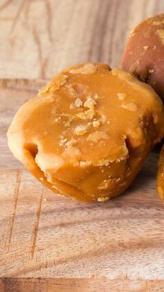 Jaggery Benefits : निरोगी शरीरासाठी गूळ अत्यंत गुणकारी