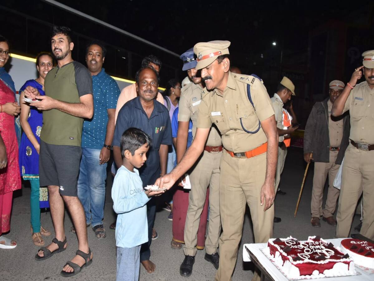 காவலர்களுக்கும் புத்தாண்டு தானே.. ! கேக் வெட்டி பொதுமக்களுடன் கொண்டாடிய எஸ்பி..!