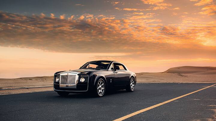 दुनिया की चौथी सबसे महंगी कार Rolls Royce Sweptail है. इस लग्जरी कार का प्रयोग गानों और फिल्मों में काफी किया जाता है. इसकी कीमत लगभग 92 करोड़ रुपये है. ये कार महज 5.6 सेकेंड में 100 km की स्पीड पकड़ने में सक्षम है. इसकी टॉप स्पीड 250 kmph है. इस कार को बनाने में कंपनी को लगभग पांच साल का वक्त लगा था.