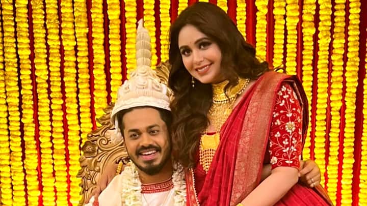 আর দিদির বিয়েতে সিঁদুরদানর ছবি শেয়ার করে নিতে গিয়ে ঋতাভরীর মনে পড়ল তাঁর চরিত্রকেই। দিদির বিয়ের সিঁদুরদানের ছবির সঙ্গে সঙ্গে তিনি শেয়ার করে নিলেন নিজের পর্দার চরিত্রের ছবিও। নিজের সোশ্যাল মিডিয়ায় দিদির সিঁদুরদানের ছবি শেয়ার করে ঋাতভরী লিখেছেন, 'অসাম্যটুকু মুছে শুধু সাম্যটুকু গড়তে চেয়েছি নিজেদের ছবি দিয়ে। নিজেদের জীবনে। আমার দিদির বিয়ে। ২০২২ সালের সবচেয়ে প্রিয় মুহূর্ত।' ছবিতে দেখা যাচ্ছে, সম্বিতকে সিঁদুর পরিয়ে দিচ্ছেন চিত্রাঙ্গদা আর দিদির কাঁধে হাত রেখে বসে রয়েছেন ঋতাভরী, তাঁর মুখে যেন তৃপ্তির হাসি।