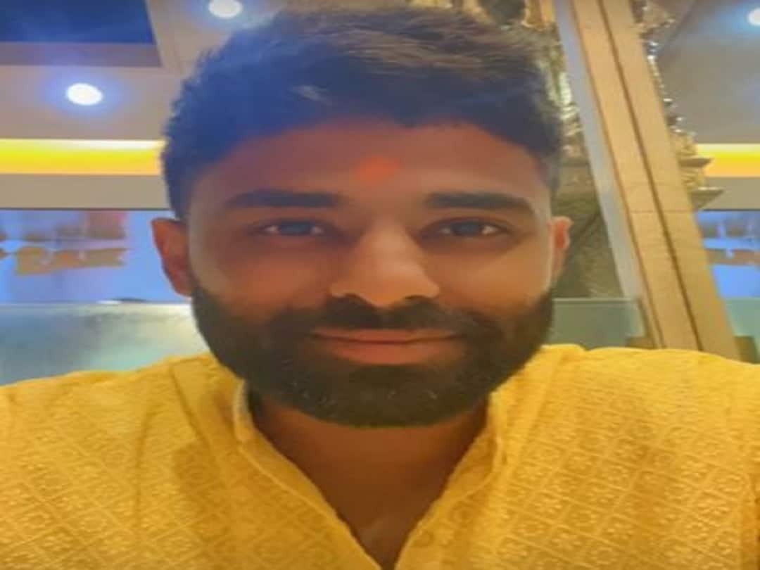 Suryakumar Yadav seeks blessings at Siddhivinayak Temple on New Year 2023 New Year 2023: నూతన సంవత్సరంలో కొత్త జోష్, వినాయకుడికి బ్యాటర్ సూర్యకుమార్ ప్రార్థనలు