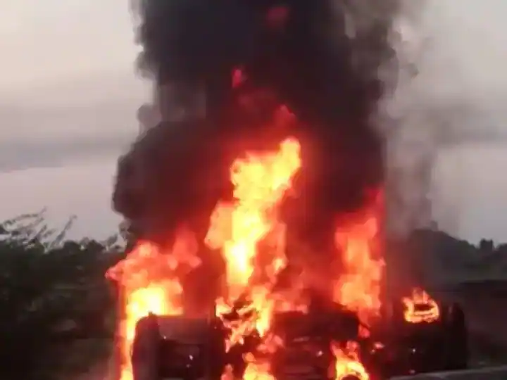 Maharashtra News: सोलापुर में पटाखा फैक्टरी में विस्फोट के बाद लगी आग, तीन लोगों की मौत Maharashtra News: सोलापुर में पटाखा फैक्टरी में विस्फोट के बाद लगी आग, तीन लोगों की मौत